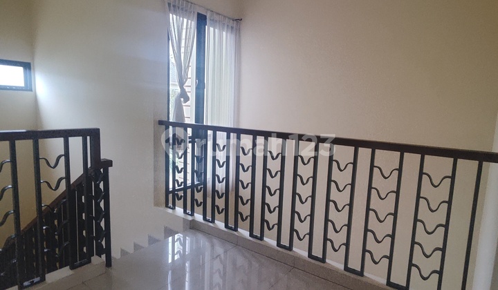 Town House-dekat Blok M-siap Huni-luas 162/200 Harga 5,3 M- 2