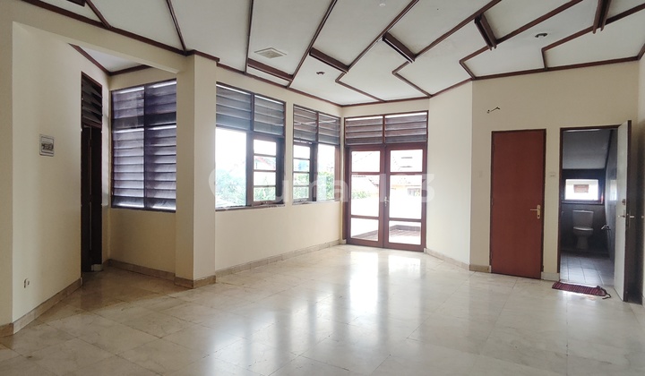 Bisa Buat Kantor - Parkir Luas - Dekat Pejaten Mall - Harga Sewab 250 Juta Per Tahun. Nego -