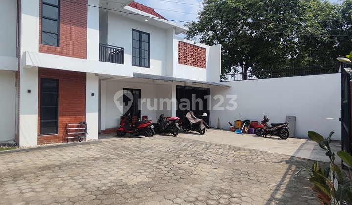 Parkir Luas- Bisa Buat Kantor- Dekat Toll - Dekat Stasiun Kereta Api-harga Sewa 220 Juta Per Tahun -