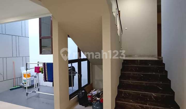 Rumah Baru-luas 229/440 Harga 6,8 Milyar. Nego-parkir Luas- 2