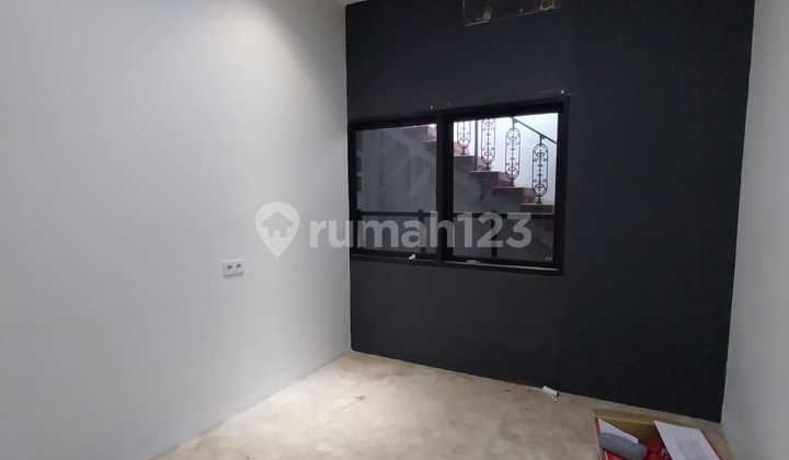 Suitable for Office - Parking for 5 Cars - Rental Price 295 Million Per Year. Negotiable -