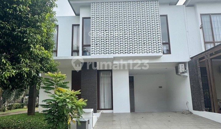 Ready-to-Occupy Modern House Corner Position in Discovery Bintaro Ny16619