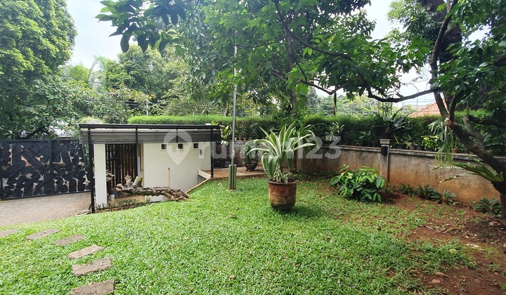 Rumah di daerah Senopati "Harga bisa nego"  

House in Senopati area "The price is negotiable" 2