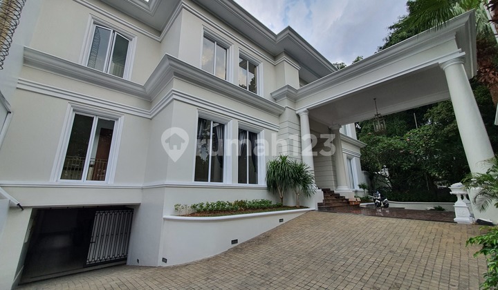 Bright and Luxurious House in Senopati