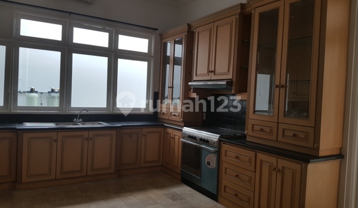 Rumah cerah dengan taman luas di Pejaten 2