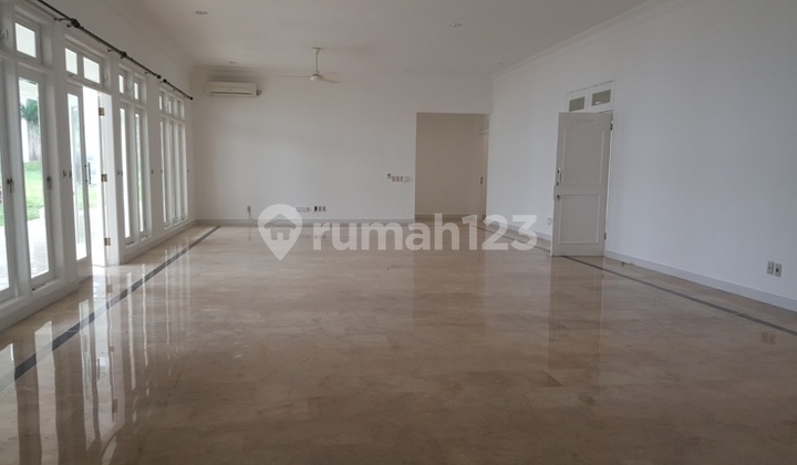 Rumah terang dengan Taman Luas di Pejaten 2