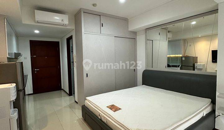 Studio Full Furnish Bagus Nuansa Putih View Pool  2