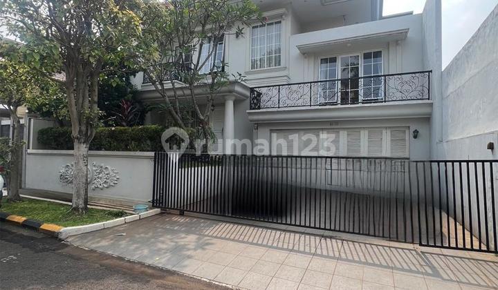 Rumah Modern Klasik, Marmer Antik, Ruang Keluarga Luas Asik, Puspita Loka BSD