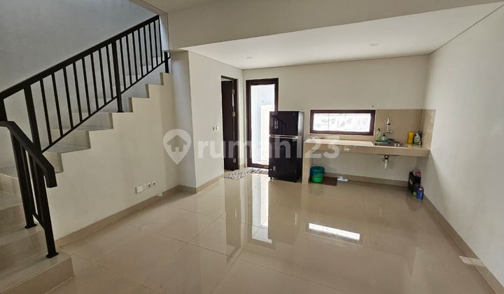 Down Payment 165 million, Installment 11 million, Castilla House BSD, Opposite Modern Market Toll Rawabuntu Station, Swimming Pool and Tennis Court Available. 2