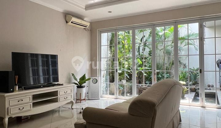 Rumah Modern Klasik, Marmer Antik, Ruang Keluarga Luas Asik, Puspita Loka BSD