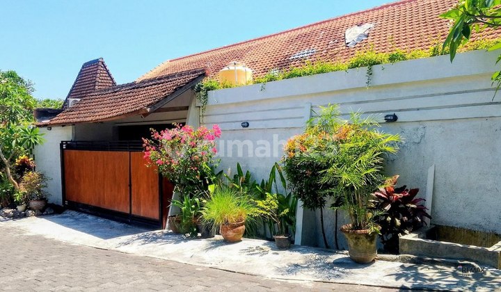 1-Story House 4 Bedrooms Very Large For Rent, Seminyak area