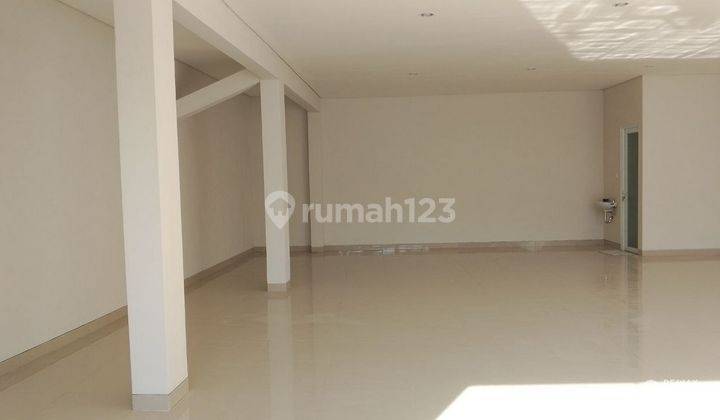 New Shophouse with Large Parking Yard for Rent, Kerobokan area 2