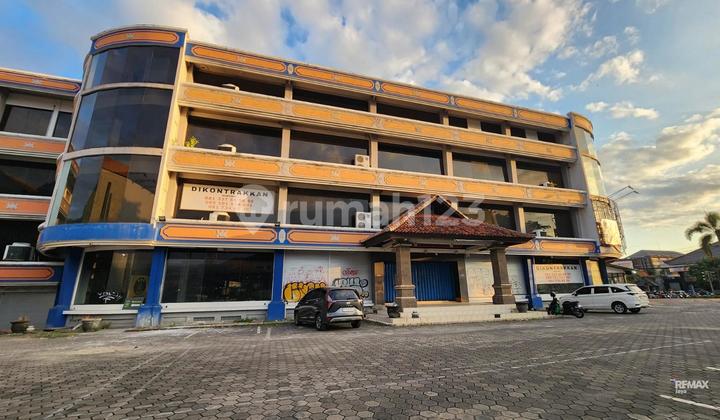 4-Storey Large Building at Hook Location, For Rent. 4-Storey Large Building at Hook Location, For Rent.