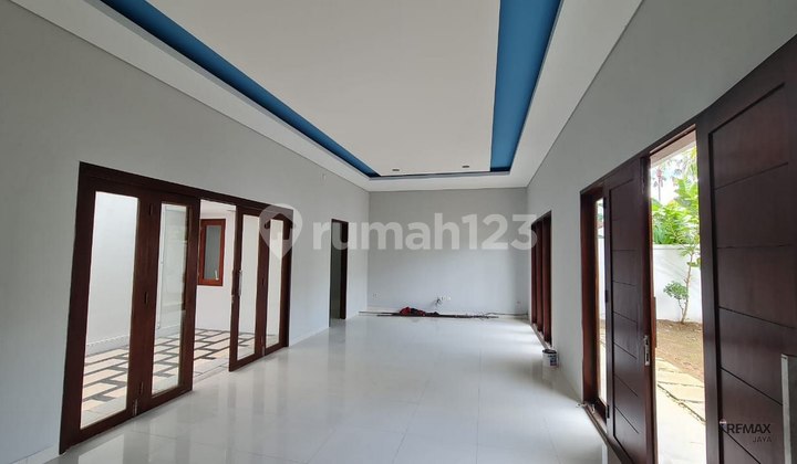 Rumah 2 lantai 5 kamar tidur disewakan, Kerobokan area 1
