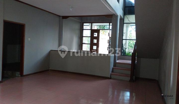 Rumah 6 Kamar Tidur Fasilitas Bagus Disewakan, di Denpasar Barat Area