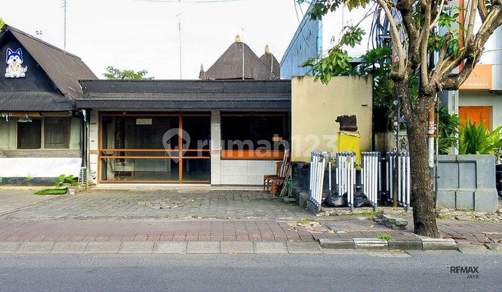 Nice Shop House for Rent in the City Center, in the Strategic Area of Seminyak
