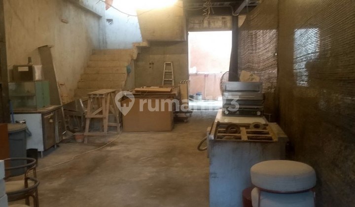 Gedung Premium Berdiri di Pinggir Jalan Disewakan, Seminyak Area