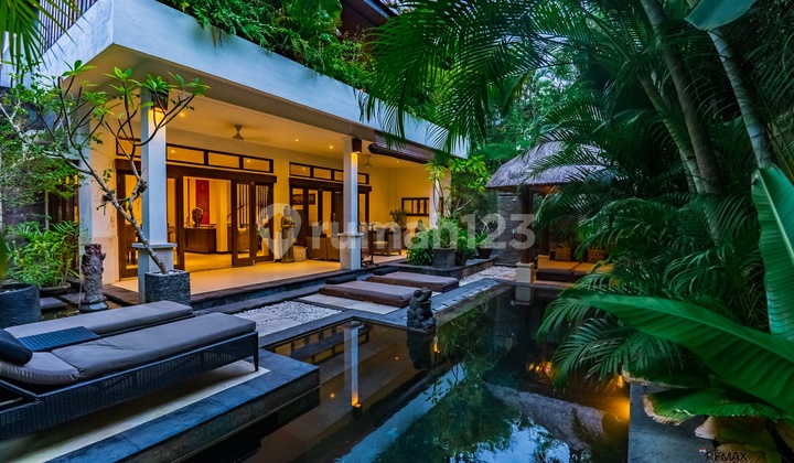 Villa Mewah dengan View yang Cantik Dijual, di Seminyak Area