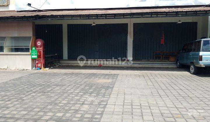 Shophouse With Large Parking Area For Rent, Seminyak Area 2