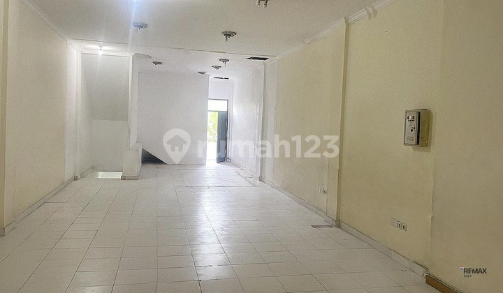 3-Story Shophouse for Rent in a Highly Strategic Location, Tuban Area