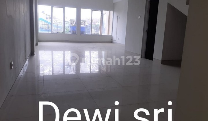 Ruko 3 Lantai dengan Lokasi yang Strategis Disewakan, Kuta area