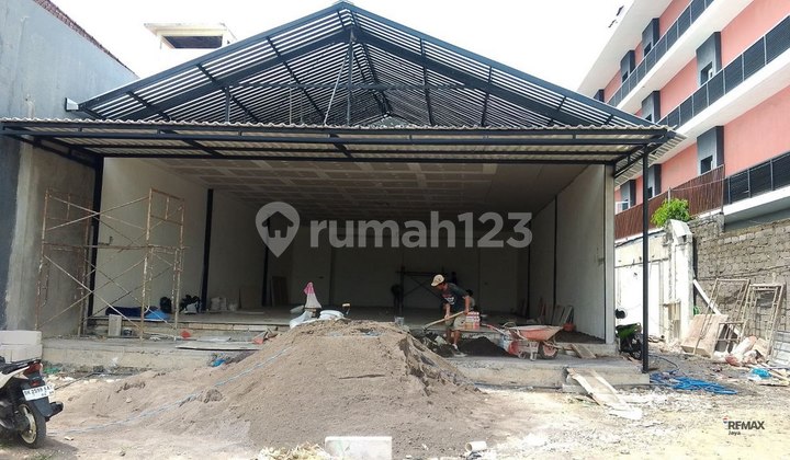 Newly built shop house for rent in a super premium location, Seminyak area. 2