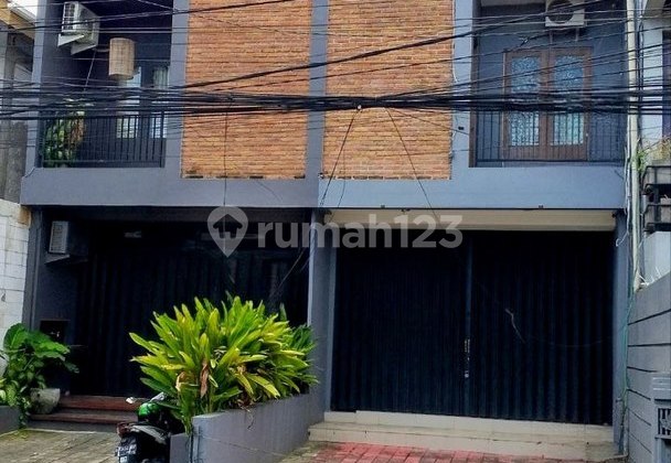 2-Story Shophouse for Rent by the Main Road, Seminyak Area 2-Story Shophouse for Rent by the Main Road, Seminyak Area