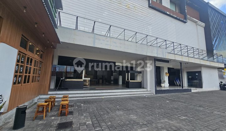 English translation: Ex Resto For Rent, on Raya Uluwatu Jimbaran
