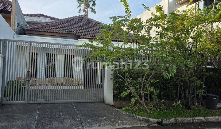 Rumah, di Intercon, Nyaman dan Strategis, Siap Huni Rumah, di Intercon, Nyaman dan Strategis, Siap Huni