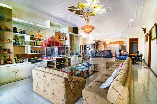 Rumah 2 Lantai Bangunan Ala Abad 18 Kokoh Luas di Tidar 2