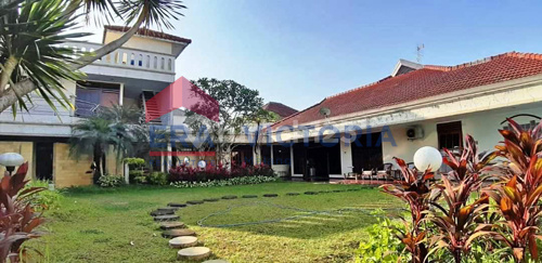 Rumah 2 Lantai Bangunan Ala Abad 18 Kokoh Luas di Tidar