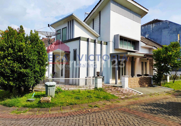 Rumah Modern di Kompleks Elit Villa Puncak Tidar, Posisi Pojok