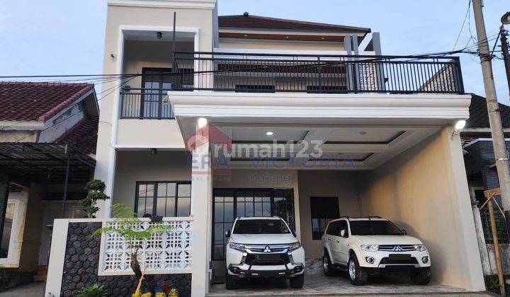 Rumah 2 Lantai Desain Classic Modern Layout Luas Dekat Umm  2