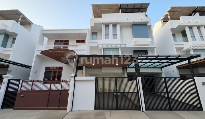 Pluit House Spacious Garage Near Toll Road and Market Pluit House Spacious Garage Near Toll Road and Market