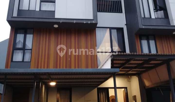 Rumah Minimalis 3 Lantai di Kota Wisata Cibubur