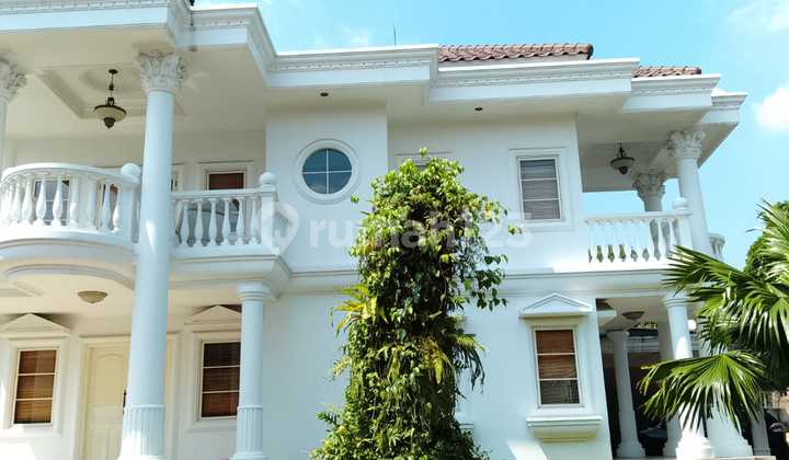 Beautiful Hook House in Legenda Wisata Cibubur 2