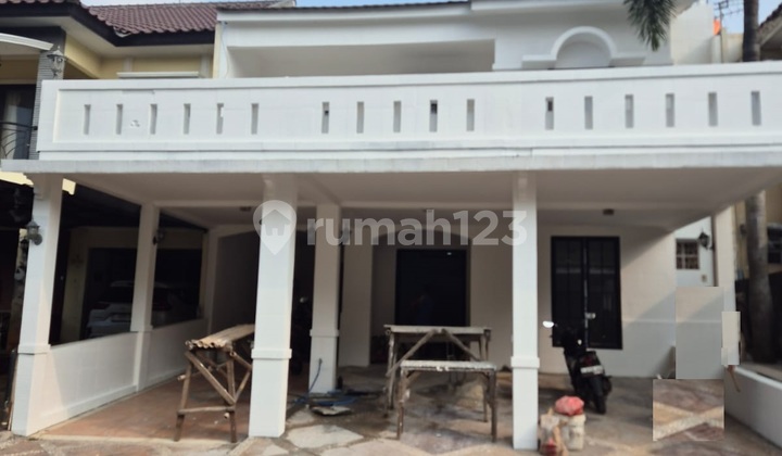 Nice House with Complete Facilities in Legenda Wisata Cibubur 1