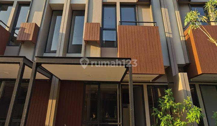 Sewa Rumah Tabebuya Bsd City, Cluster Invensihaus, Tangerang, 50 M², 2 Lt, HGB 3