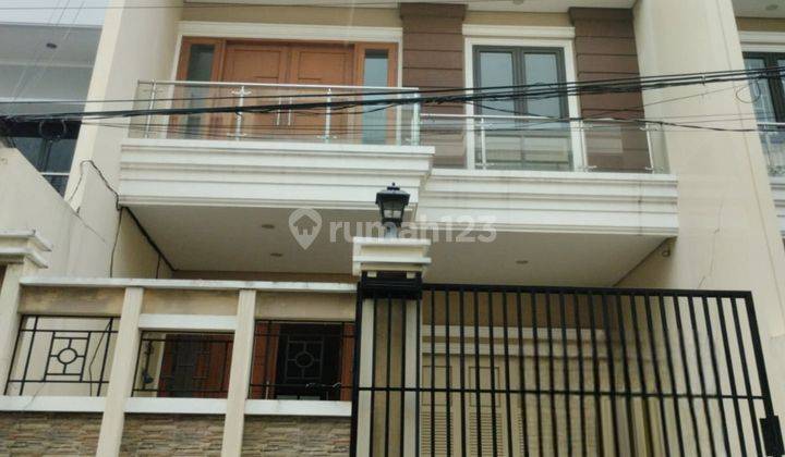 Rumah 3 Lantai Bagus Semi Furnished di Taman Ratu, Duri Kepa 2