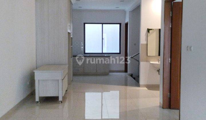 Rumah 3 Lantai Bagus Semi Furnished di Taman Ratu, Duri Kepa 1