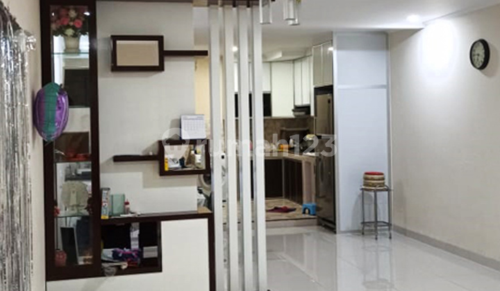 Rumah 2 Lantai Bagus Semi Furnished di Griya Permata, Cipondoh