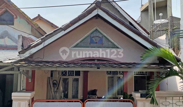 Ready-to-Occupy House in Graha Raya Bintaro South Tangerang, 6x25 Freehold Title, 5 Bedrooms, Flood-Free