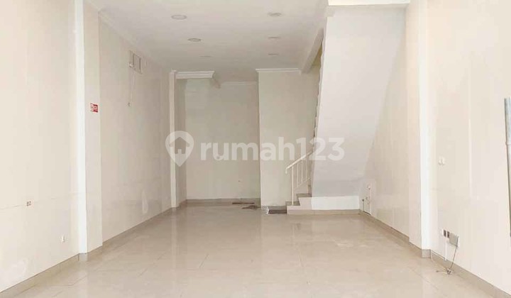 Shop for Rent at Green Lake City Cengkareng, Strategic, Near Toll Road, Land Area 236m², 3.5 Floors Shop for Rent at Green Lake City Cengkareng, Strategic, Near Toll Road, Land Area 236m², 3.5 Floors