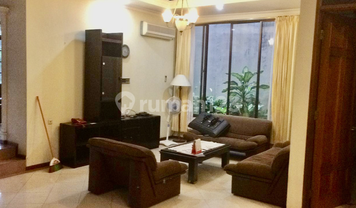 Rumah Dalam Lingkungan Eksklusif