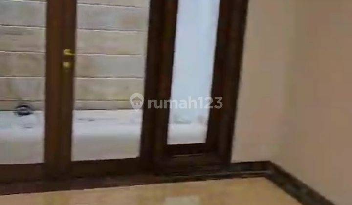 Disewakan Rumah Bagus Rapi 2lantai Green Garden Jakarta  2