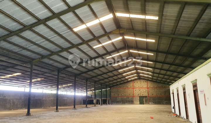 Gudang Strategis Pinggir Jalan Raya Dekat Bandara Soeta