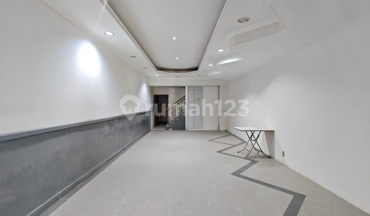 Lokasi Strategis dan Ramai di Jalan Raya