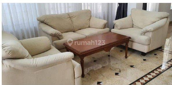 Rumah 2 Lantai Bagus Furnished SHM di Beverly Golf Lippo, Tangerang 2