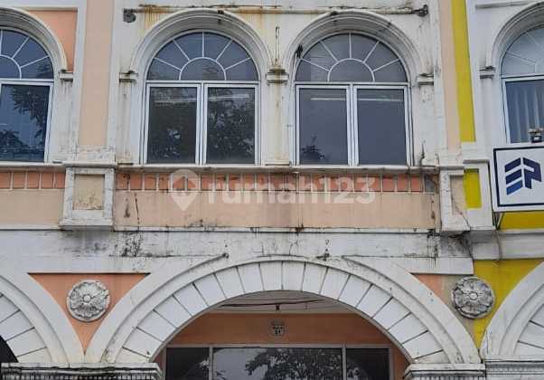 Quick sale: 3-story Alicante shop house ready for occupancy in Gading Serpong, strategic location.