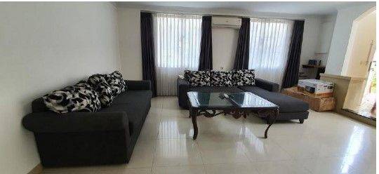 Rumah 2 Lantai Bagus Furnished SHM di Beverly Golf Lippo, Tangerang 1